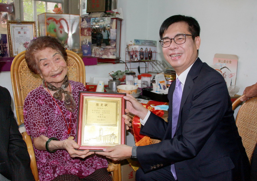 慰訪梓官楠梓人瑞 陳其邁祝福重陽節快樂