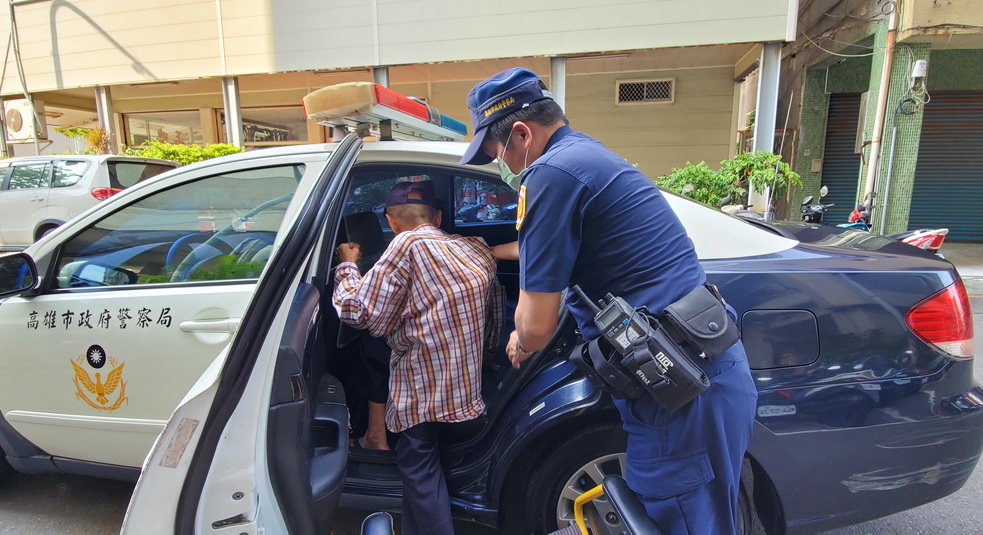 最美麗的風景 員警細心護送獨居翁返家
