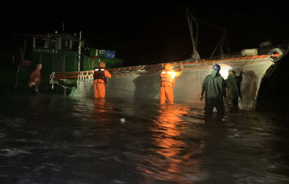 林邊膠筏暗夜擱淺 海巡第六岸巡隊破網頂浪馳援