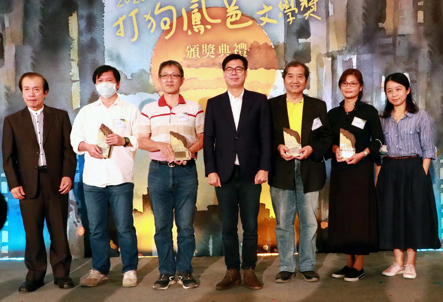 鳳邑文學獎頒獎  市長陳其邁感謝留下珍貴文學創作