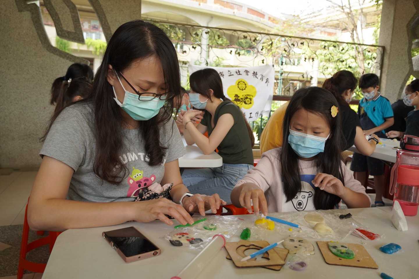 高雄市社教館創意手作 親子歡樂共學場面熱鬧