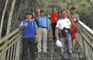 南投縣政府員工健行 林明溱率隊走七彩吊橋