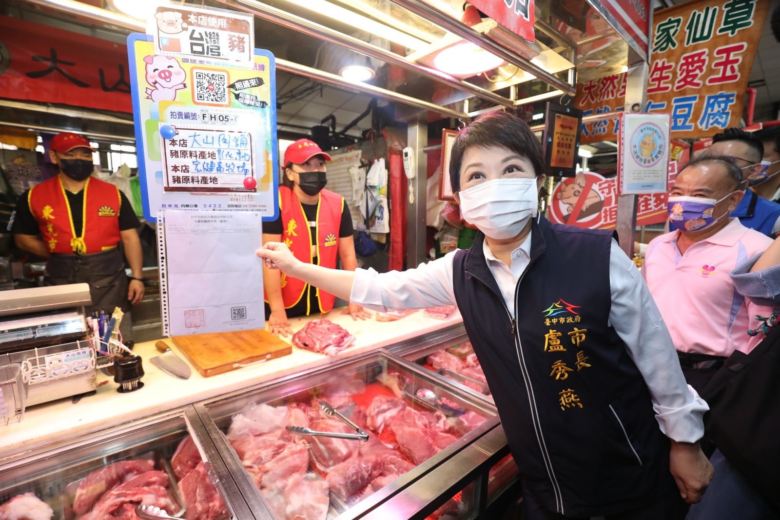 台中市長盧秀燕視察東光市場 檢視肉品產地標示