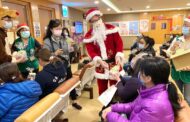高雄市義大大昌醫院院長張基昌扮聖誕老人 溫馨送禮