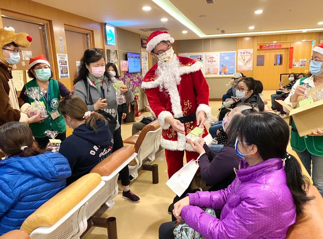 高雄市義大大昌醫院院長張基昌扮聖誕老人 溫馨送禮