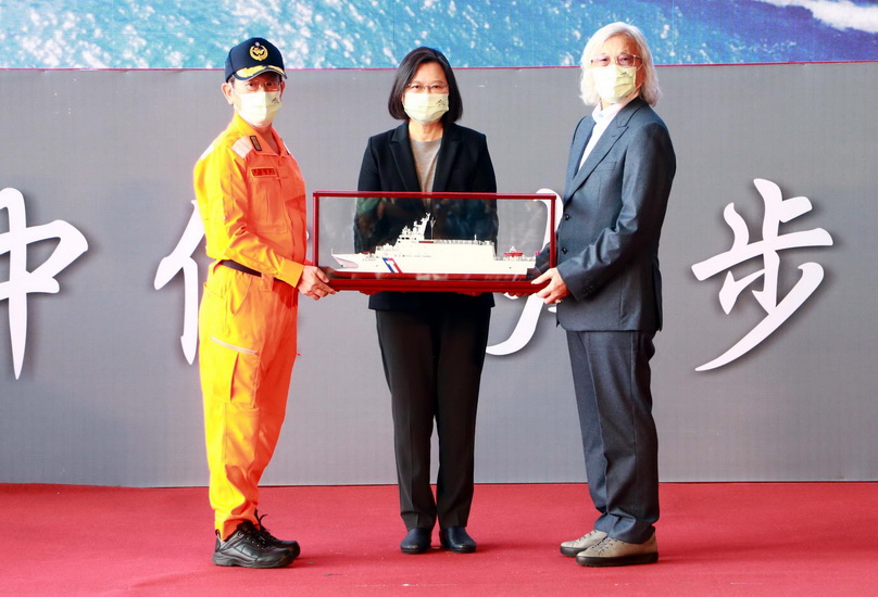 陪同總統出席艦艇交船、命名下水典禮 陳其邁道感謝