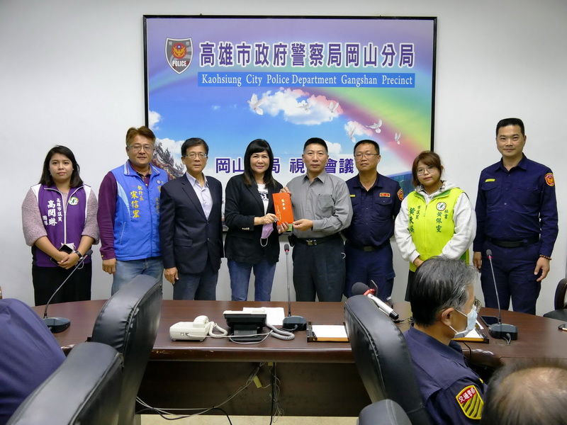 高雄市議會副議長陸淑美慰勞岡山分局員警