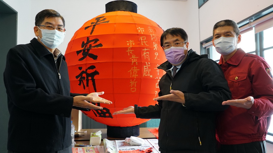 消防燈籠繪畫賽 台南市長黃偉哲提筆打氣