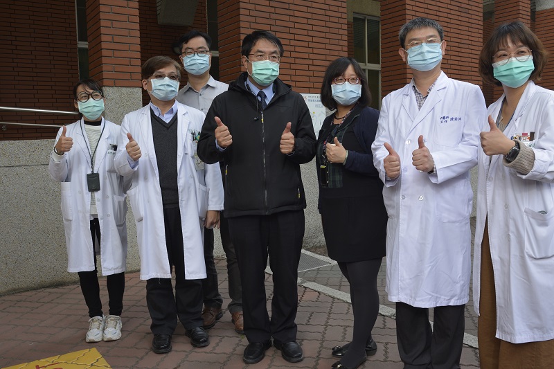 挺醫護 台南市長黃偉哲贈蘋果茂谷柑