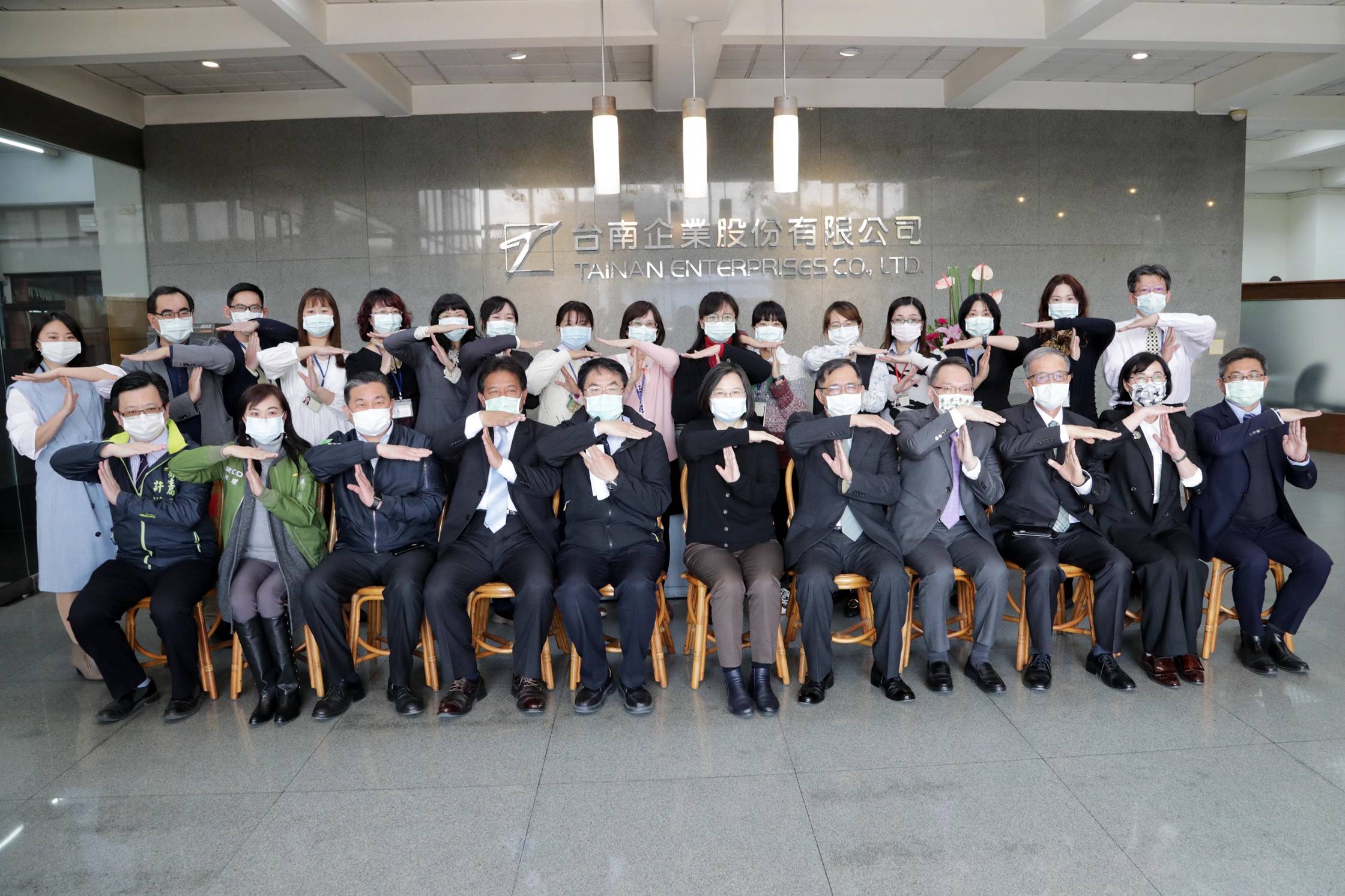 總統蔡英文參訪台南企業 感謝董事長楊青峯防疫貢獻