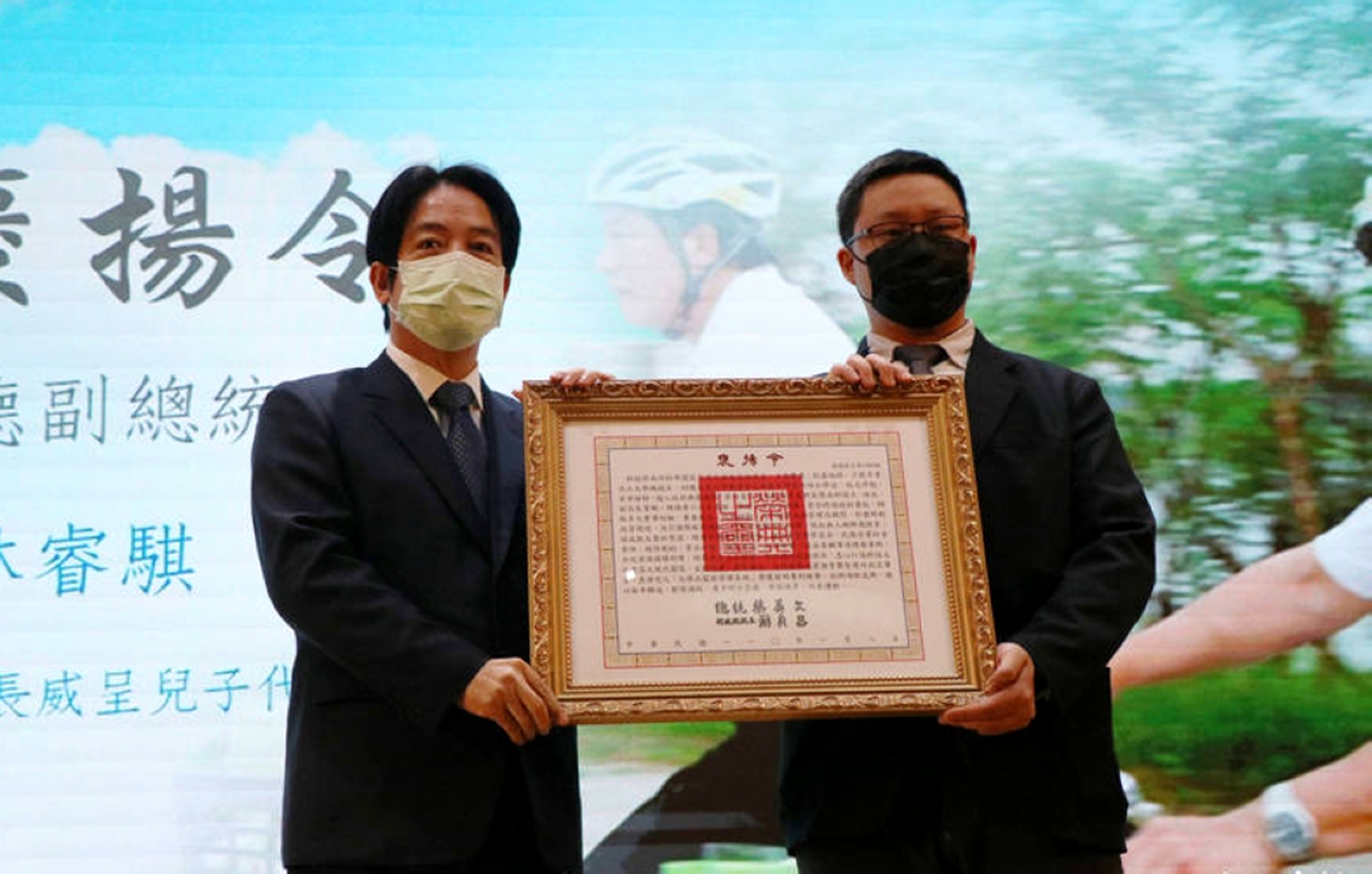 追思南科前局長林威呈 副總統賴清德代總統頒褒揚令