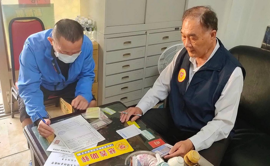 高雄市苓洲里里長吳弘宜 關懷孤苦貧困