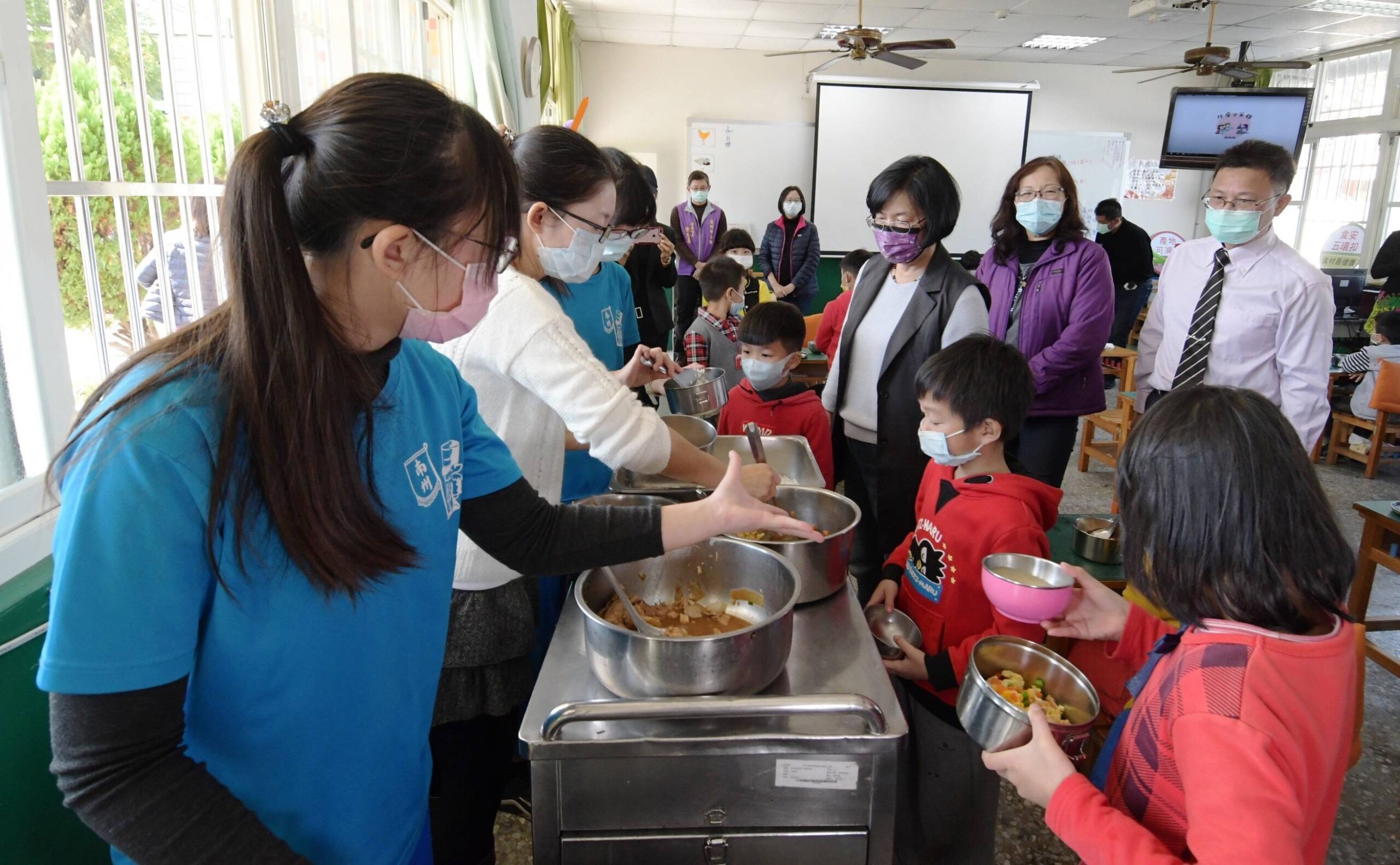 彰化縣長王惠美訪南州國小 關心營養午餐