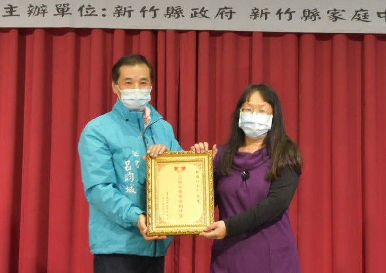 新竹縣志工授聘表揚 鄭瓊玲分享心得