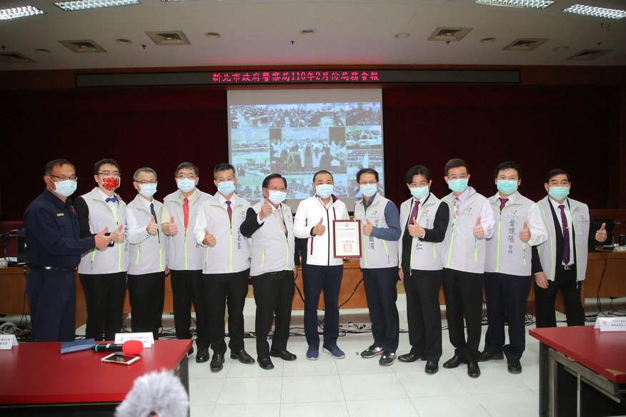 牙醫師公會捐款警察局 新北市長侯友宜頒感謝狀