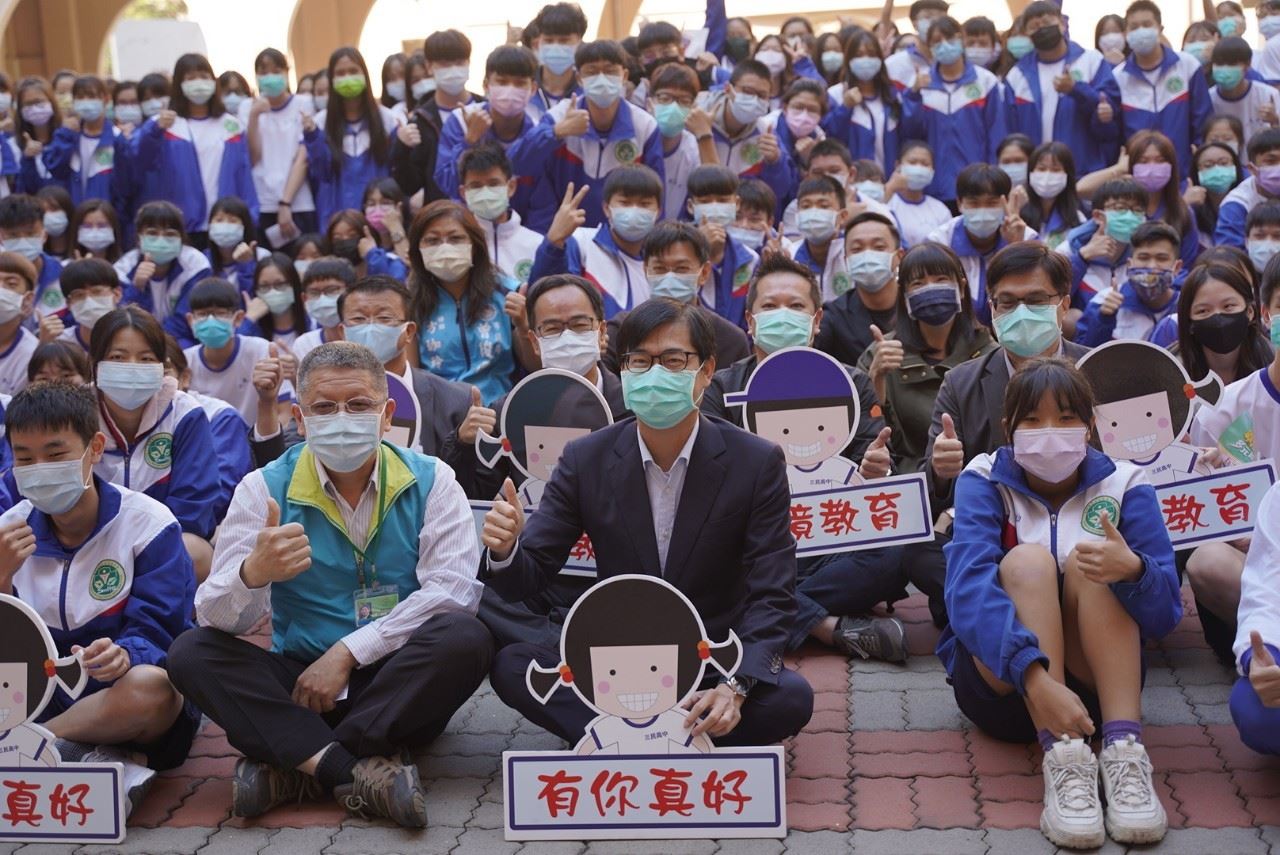 視察學校防疫等整備狀況 陳其邁期勉學生積極參與社團
