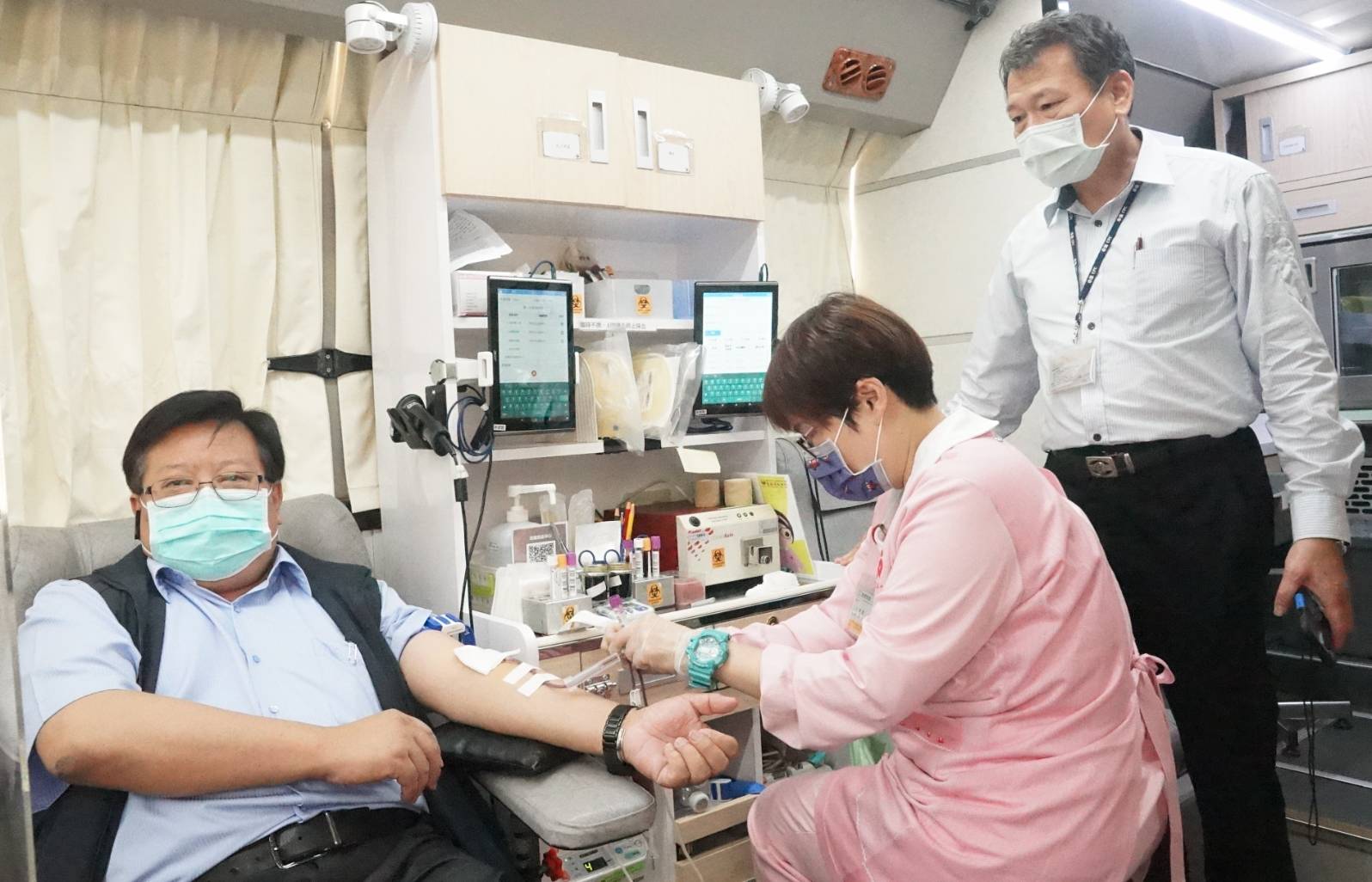 中油公司煉製事業部執行長徐漢號召捐血