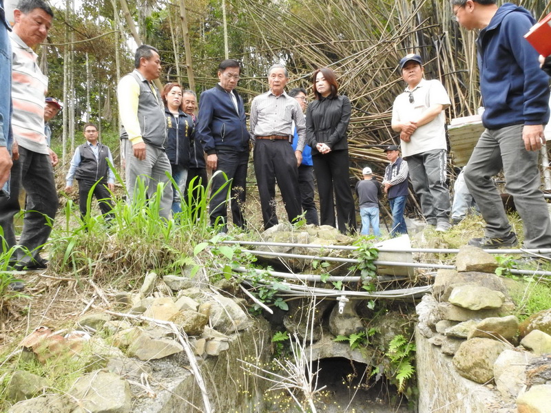 南投縣長林明溱會勘危險農路野溪山溝 允籌經費改善