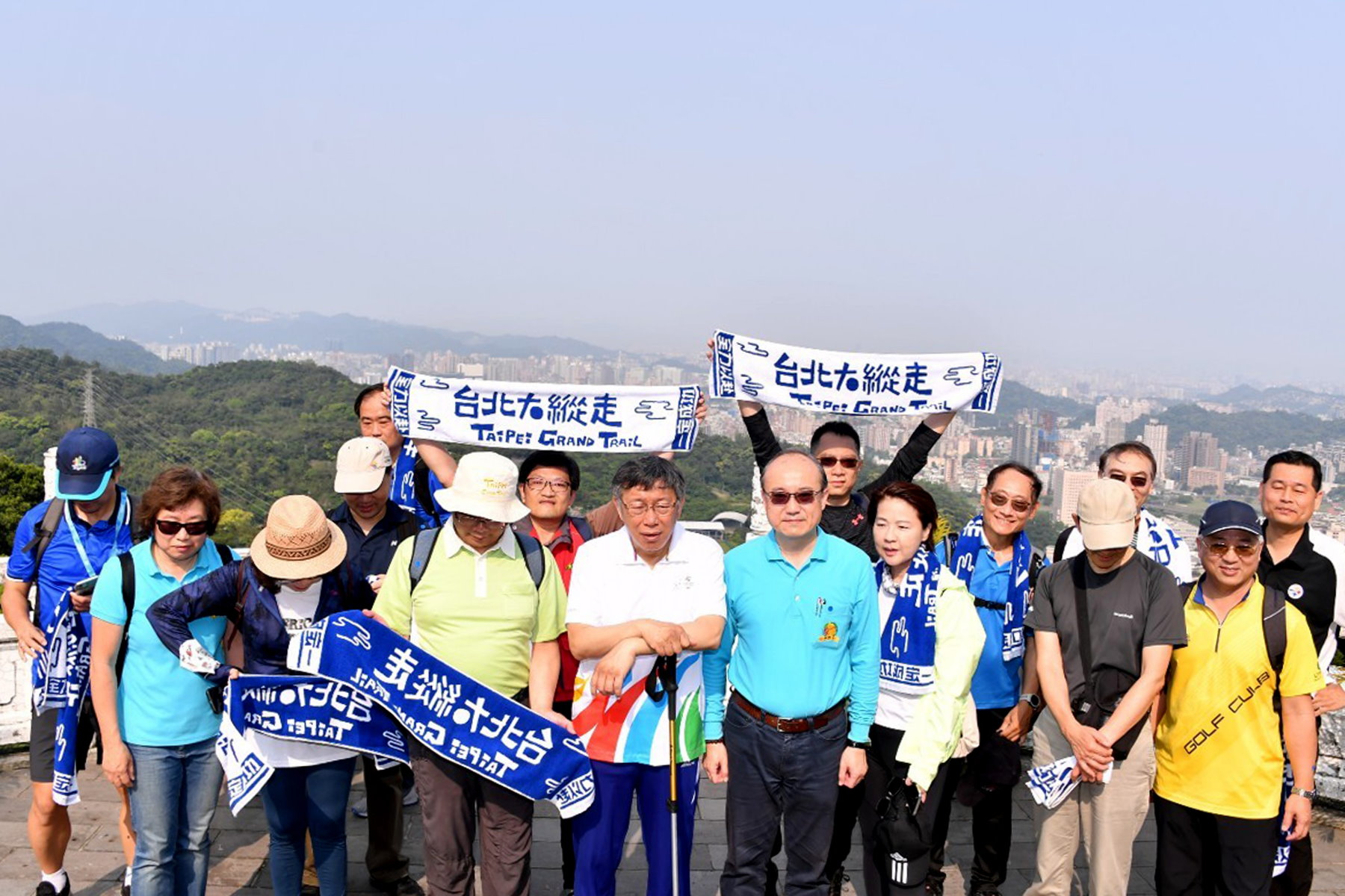 挑戰大縱走 臺北市長柯文哲先健行再換鐵馬