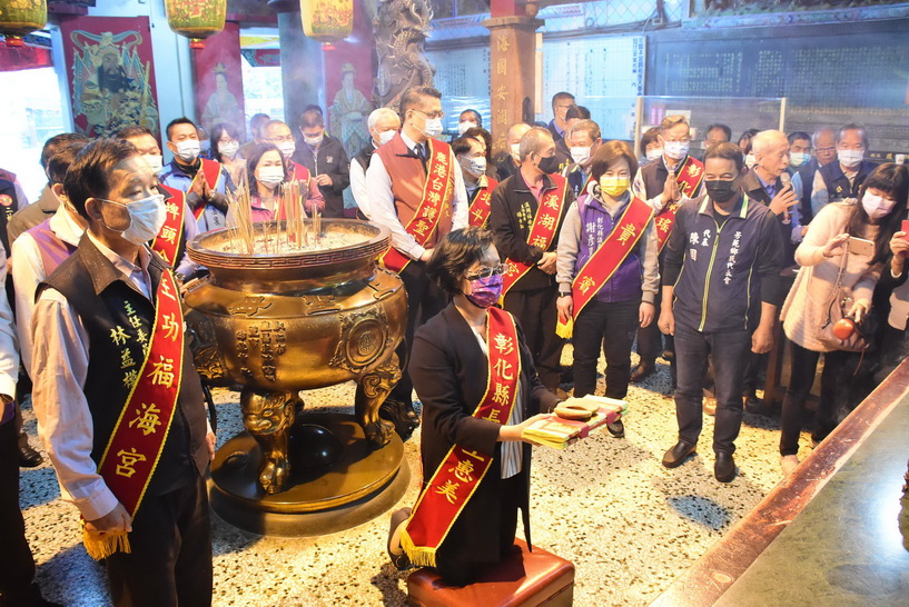 彰化縣長王惠美擲筊請示 王功漁火節媽祖文化節敲定