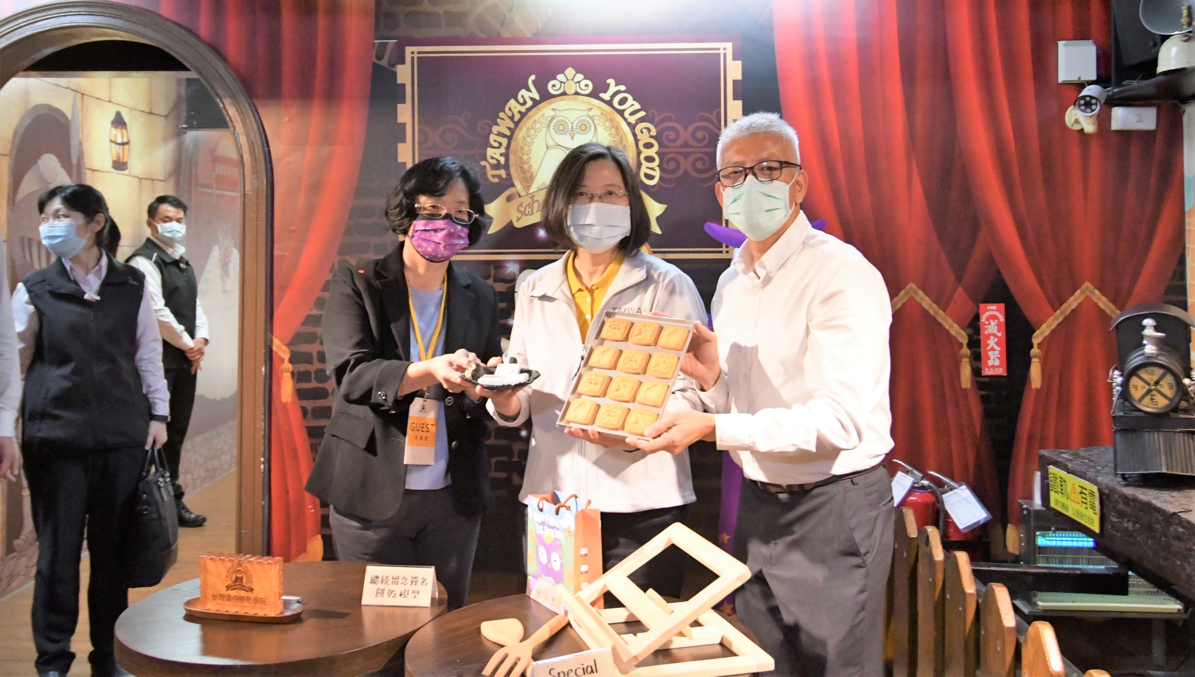 王惠美陪同蔡總統 參訪彰化觀光工廠優格餅乾學院