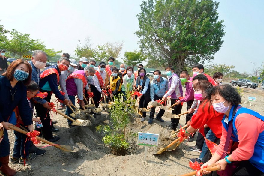 彰縣植樹社頭登場 縣長王惠美種樹苗