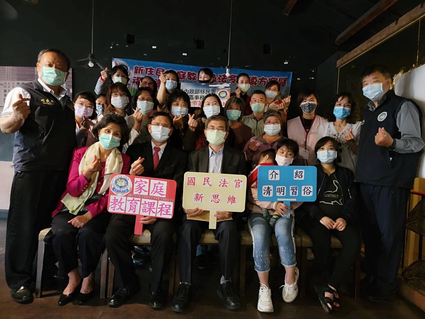 移民署向新住民介紹清明習俗 分享國民法官新思維