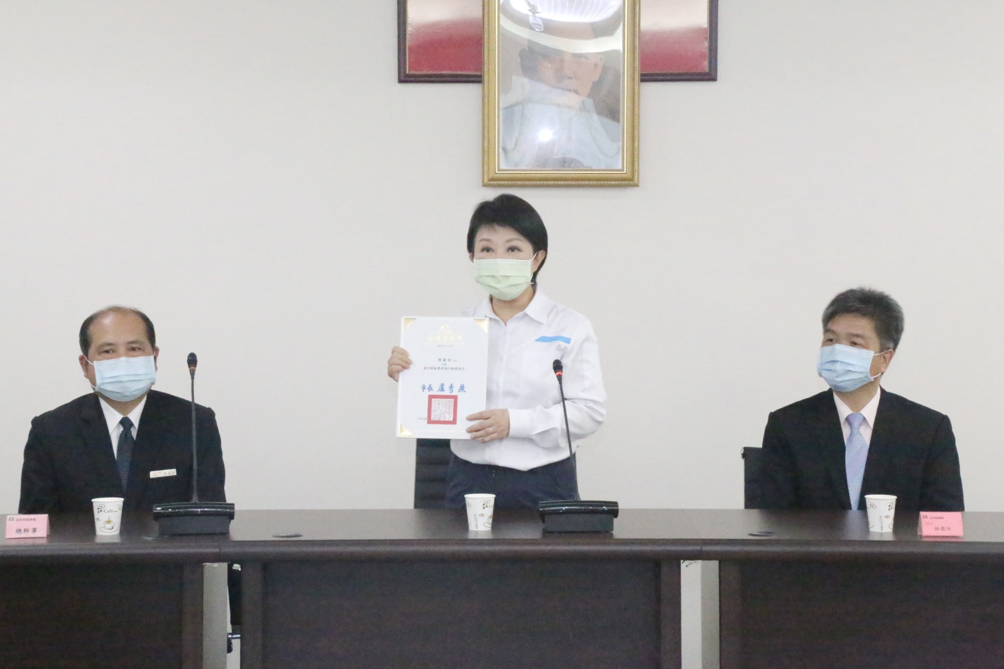 台中市長盧秀燕挺農民 親頒農會理監事當選證書