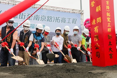 台中市武德街拓寬開工 市長盧秀燕持鏟動土