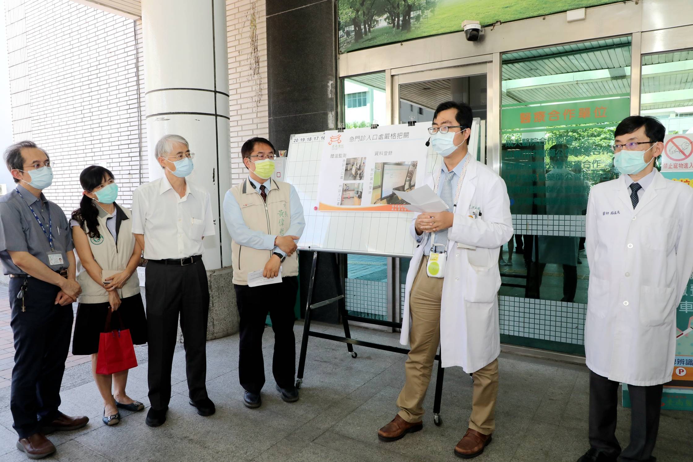 台南市黃偉哲視察衛福部台南醫院 籲記取教訓