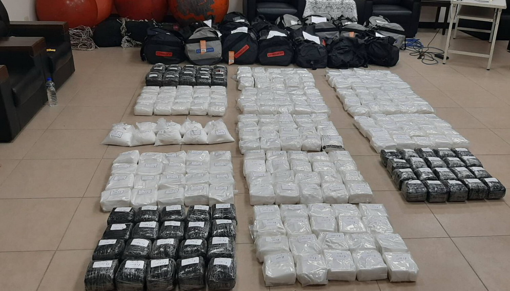 海巡署查緝隊查獲油輪運毒品 逮十二外籍船員