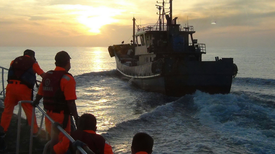 澎湖海巡隊查扣大陸物資運補船 衛生局燒燬二十四箱豬肉