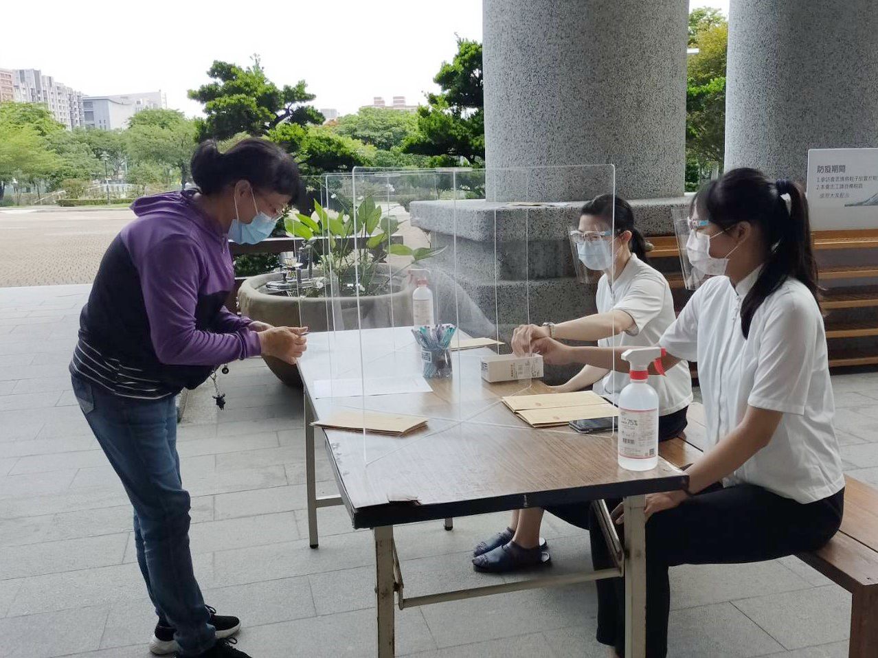 慈濟慈善物資卡  零接觸伴弱勢家庭共同抗疫