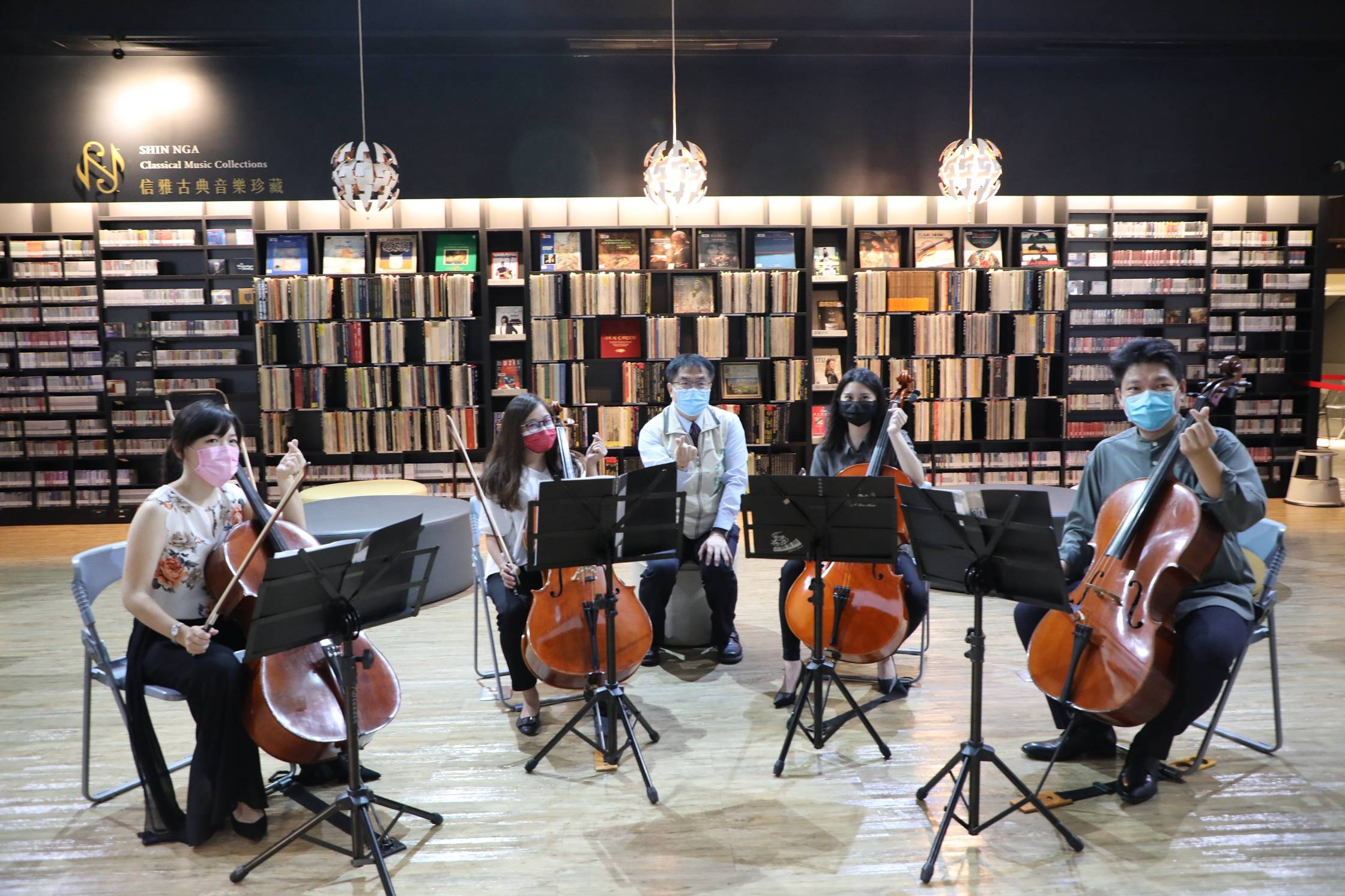 台南許石音樂圖書館打疫苗 大提琴四重奏助陣