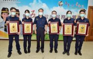 高雄市基層警服務態度極佳 黃明昭局長頒贈獎牌道賀