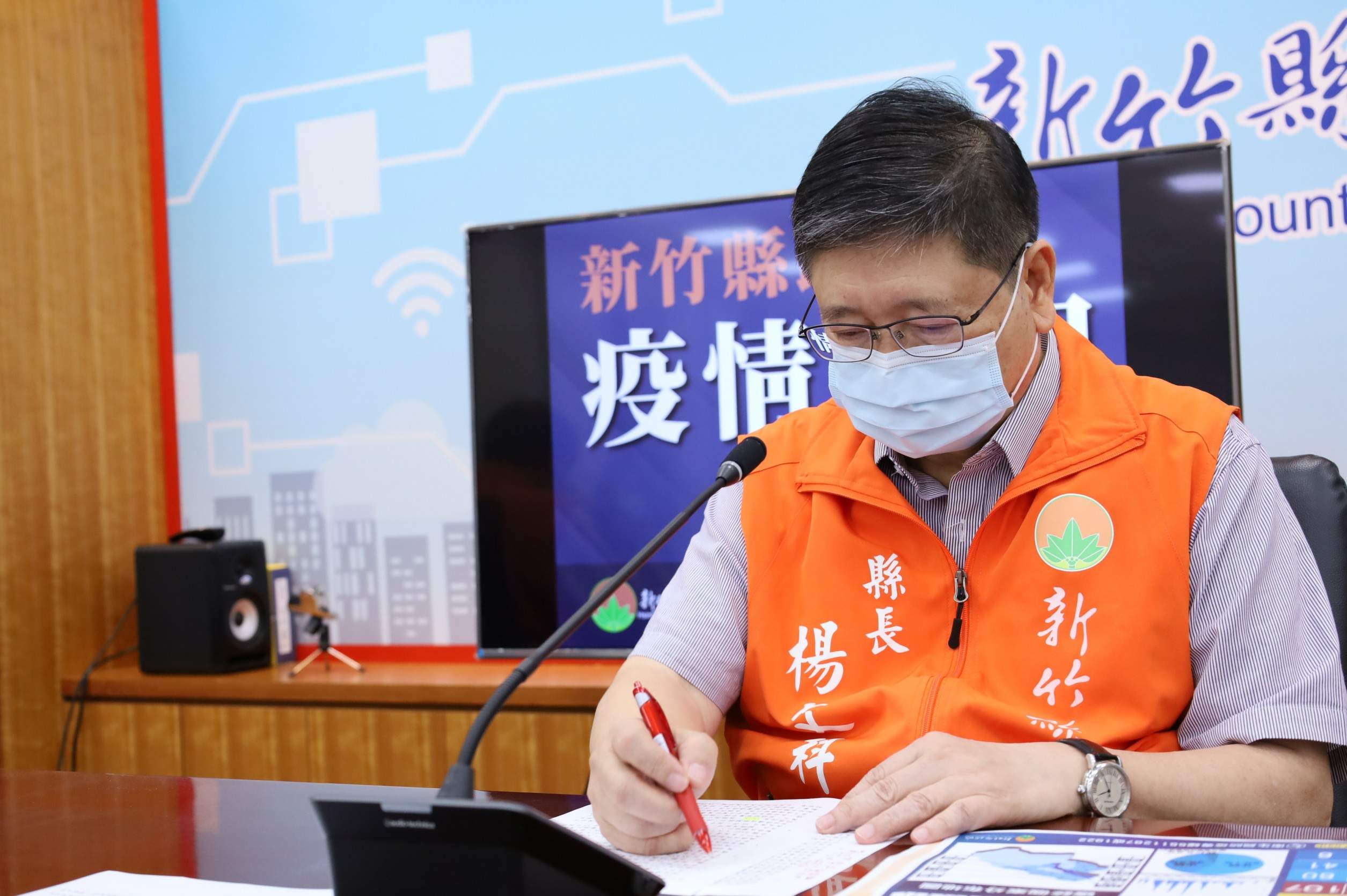 新竹縣長楊文科接種超前部署 製發接種通知單