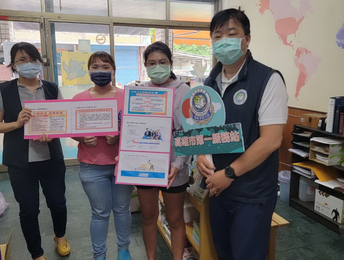 移民署高雄市第一服務站宣導居留自動延期並提醒防疫不鬆懈