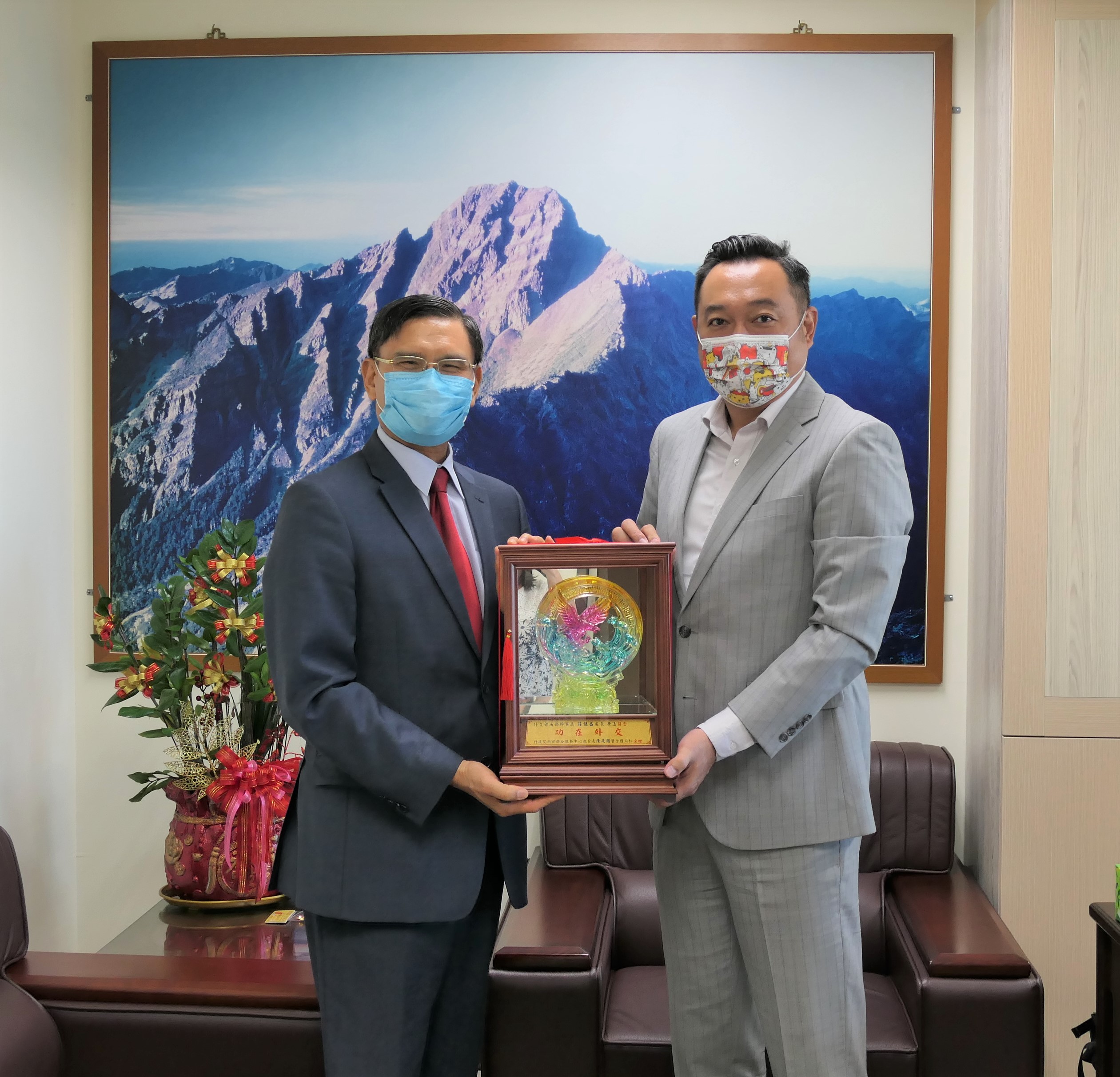 莊恆盛處長退休 行政院南服中心贈紀念獎牌