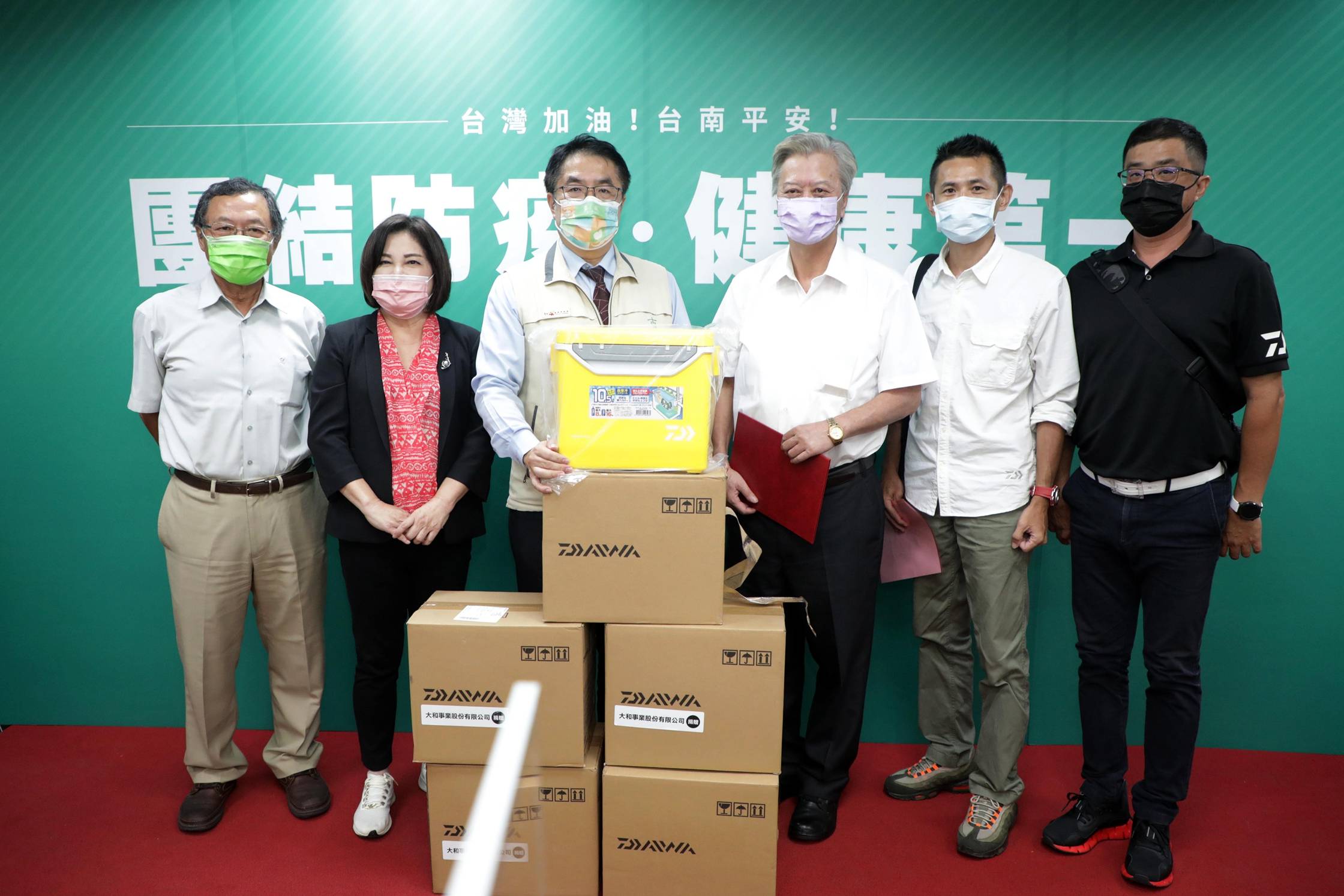 大和捐贈攜帶式保冷箱給南市府 黃偉哲感謝企業愛心