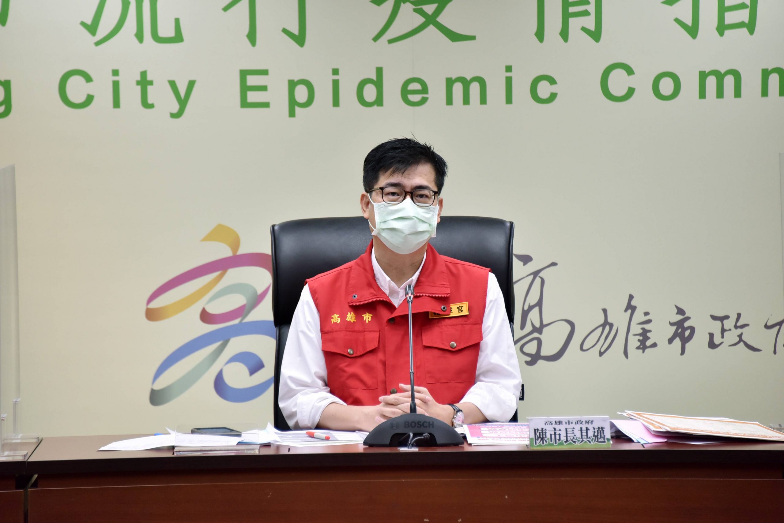 高市校園防疫指引 用餐用隔板 上課全程戴口罩