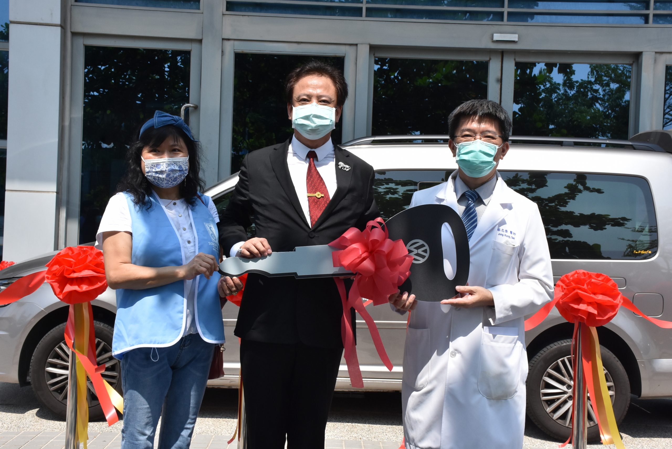 高醫校友捐贈「長照福祉車」 造福旗津在地長者