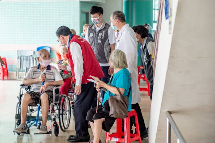 桃園市長鄭文燦視察長者第二劑AZ疫苗接種