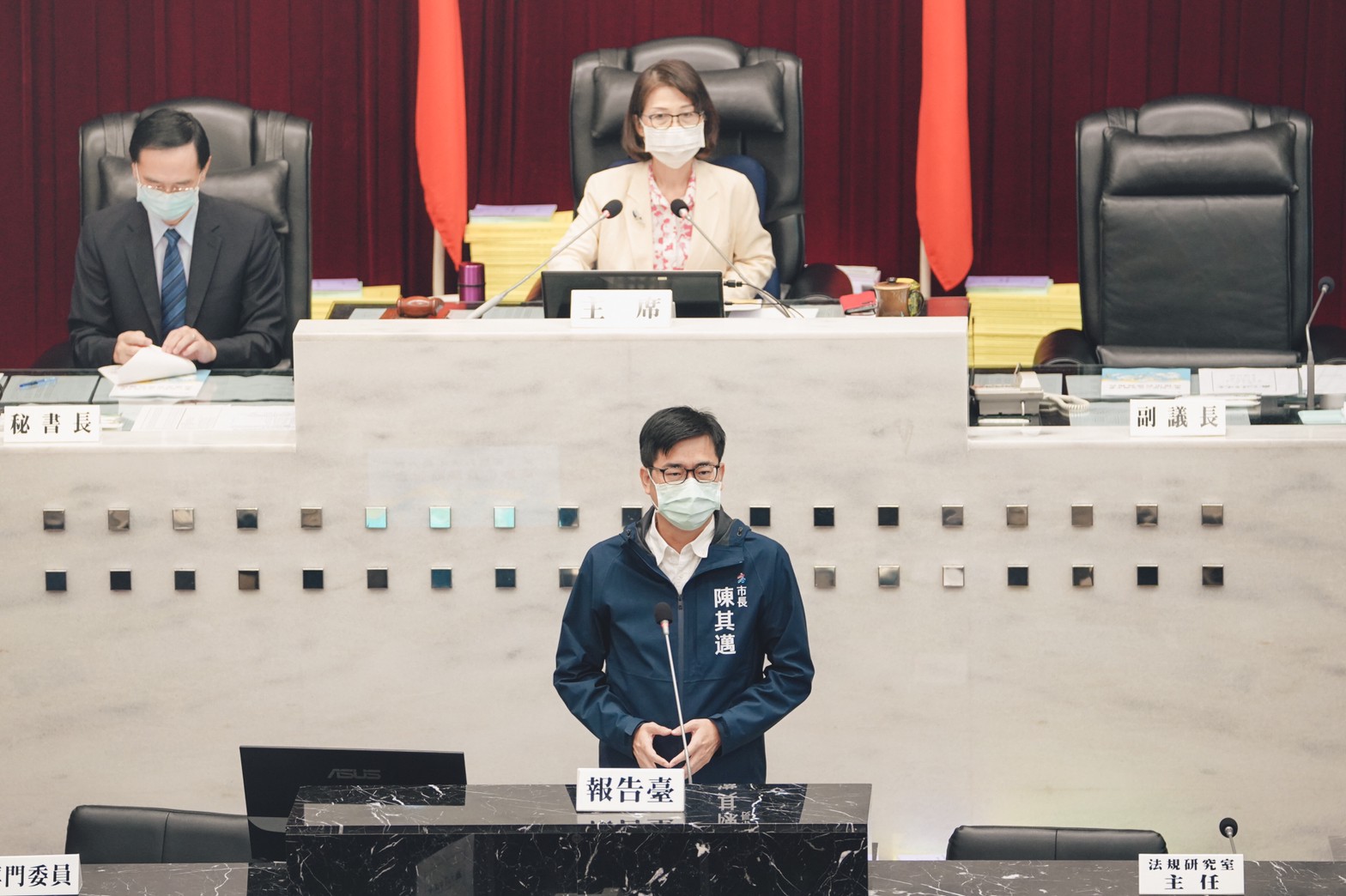 市長陳其邁到高市議會進行施政報告與質詢