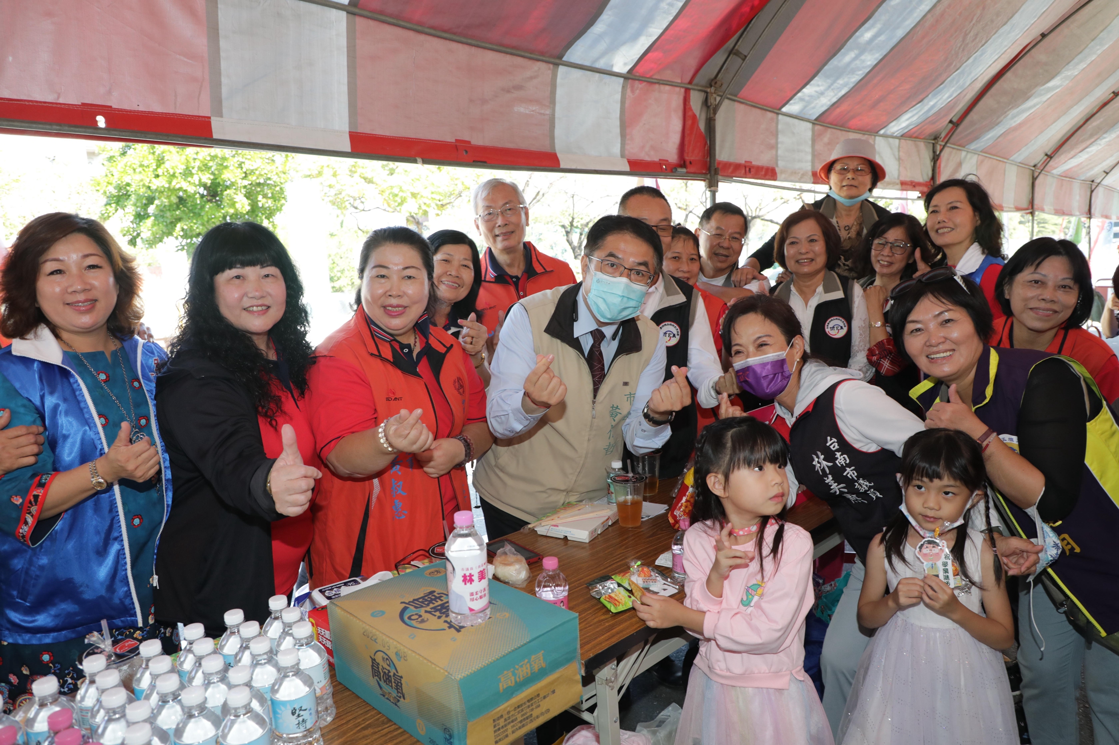 義起捲衣袖 台南市長黃偉哲挺餐廳業者捐血