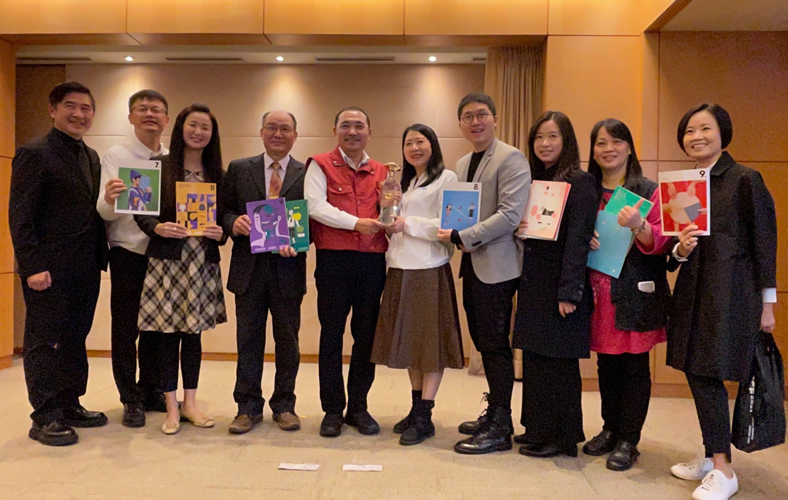 新北聯絡簿獲全球金點獎 市長侯友宜表揚