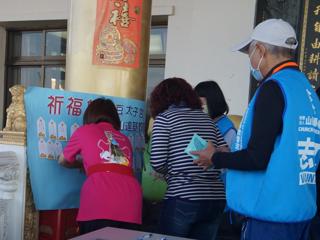 祈盼新年疫情平息 東西宗教結合點燈祈福