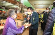 台南市長黃偉哲視察傳統市場 發口罩向民眾拜年