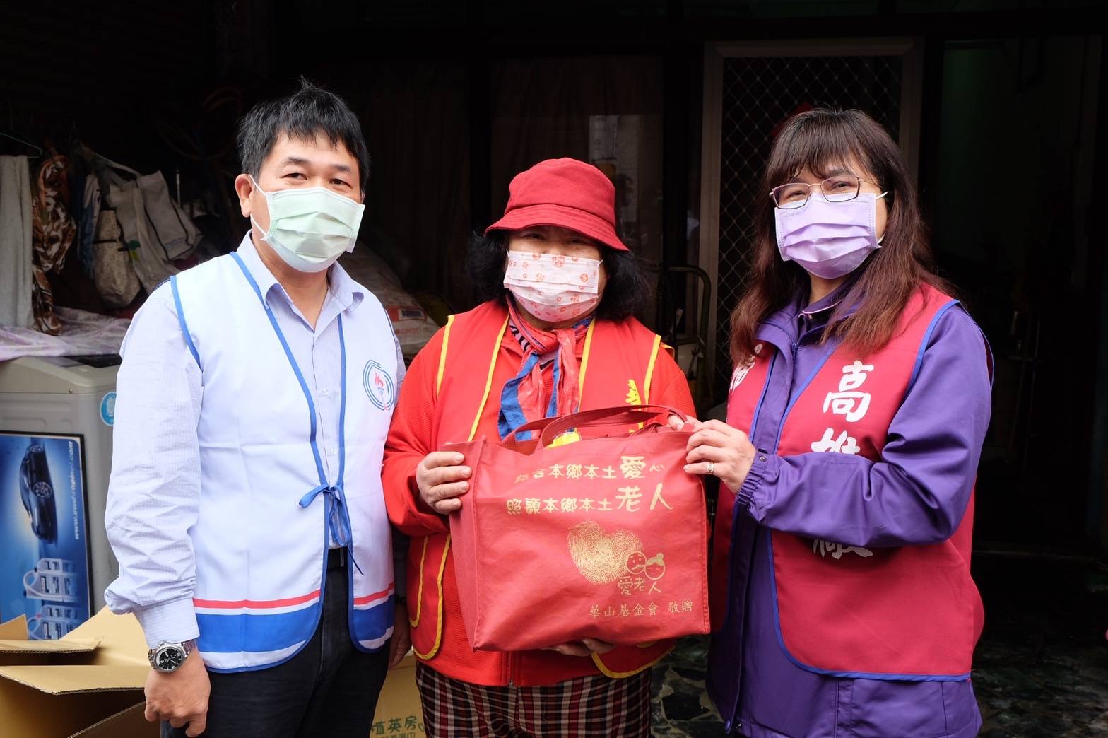 中油煉製事業部高雄煉油廠長楊進國率婦女會成員