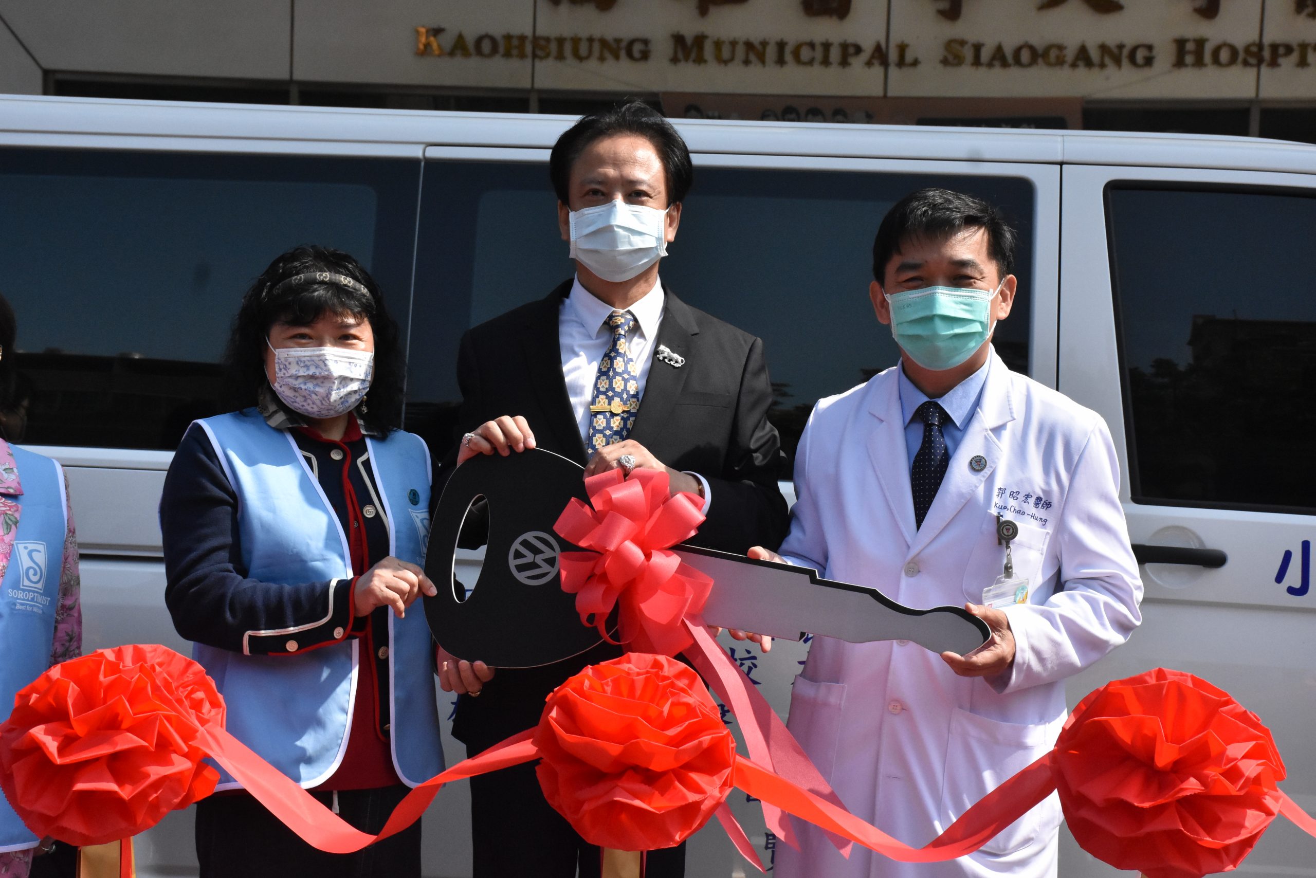 高醫大校友邱良進馮貞芬伉儷捐福祉車照顧弱勢