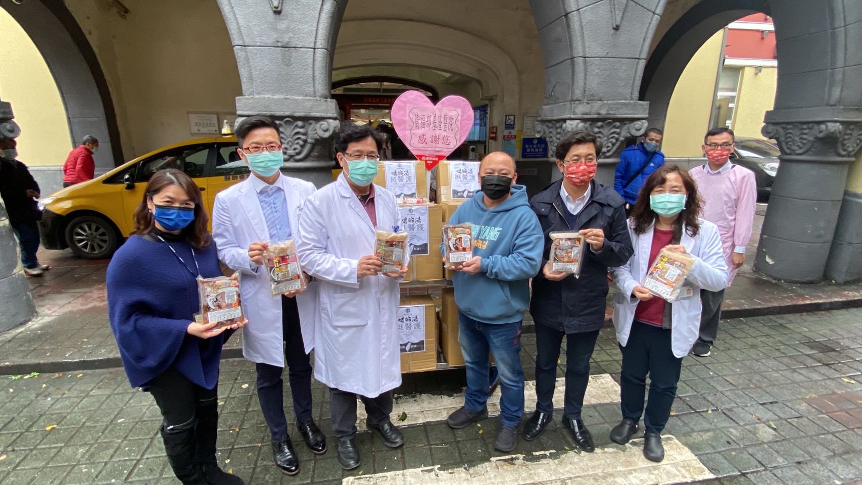 立委與友人捐暖心雞湯支援第一線醫護 感謝守護國人健康